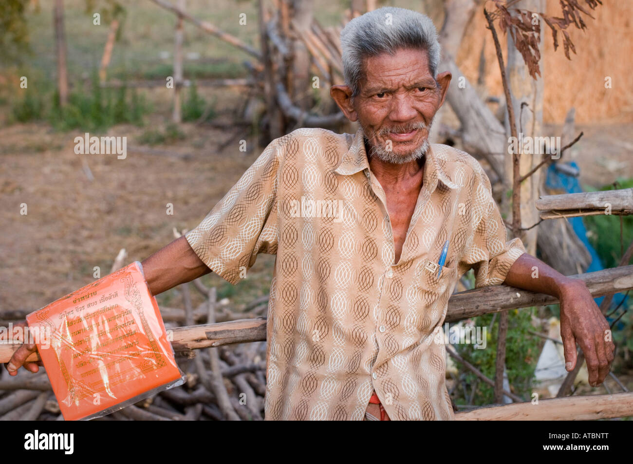 Alter Mann an einer Gedenkfeier im Isan im Nordosten von Thailand Stockfoto