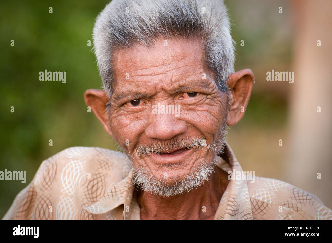 Alter Mann an einer Gedenkfeier im Isan im Nordosten von Thailand Stockfoto