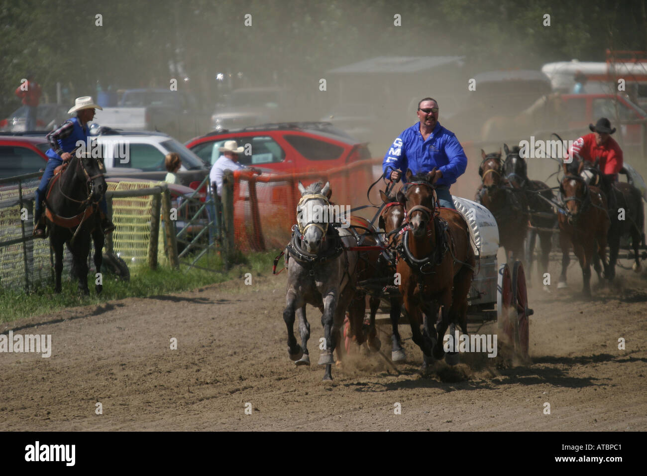 CHUCK WAGONS Rodeo, Alberta, Kanada, Chuck Wagon racing, Stockfoto