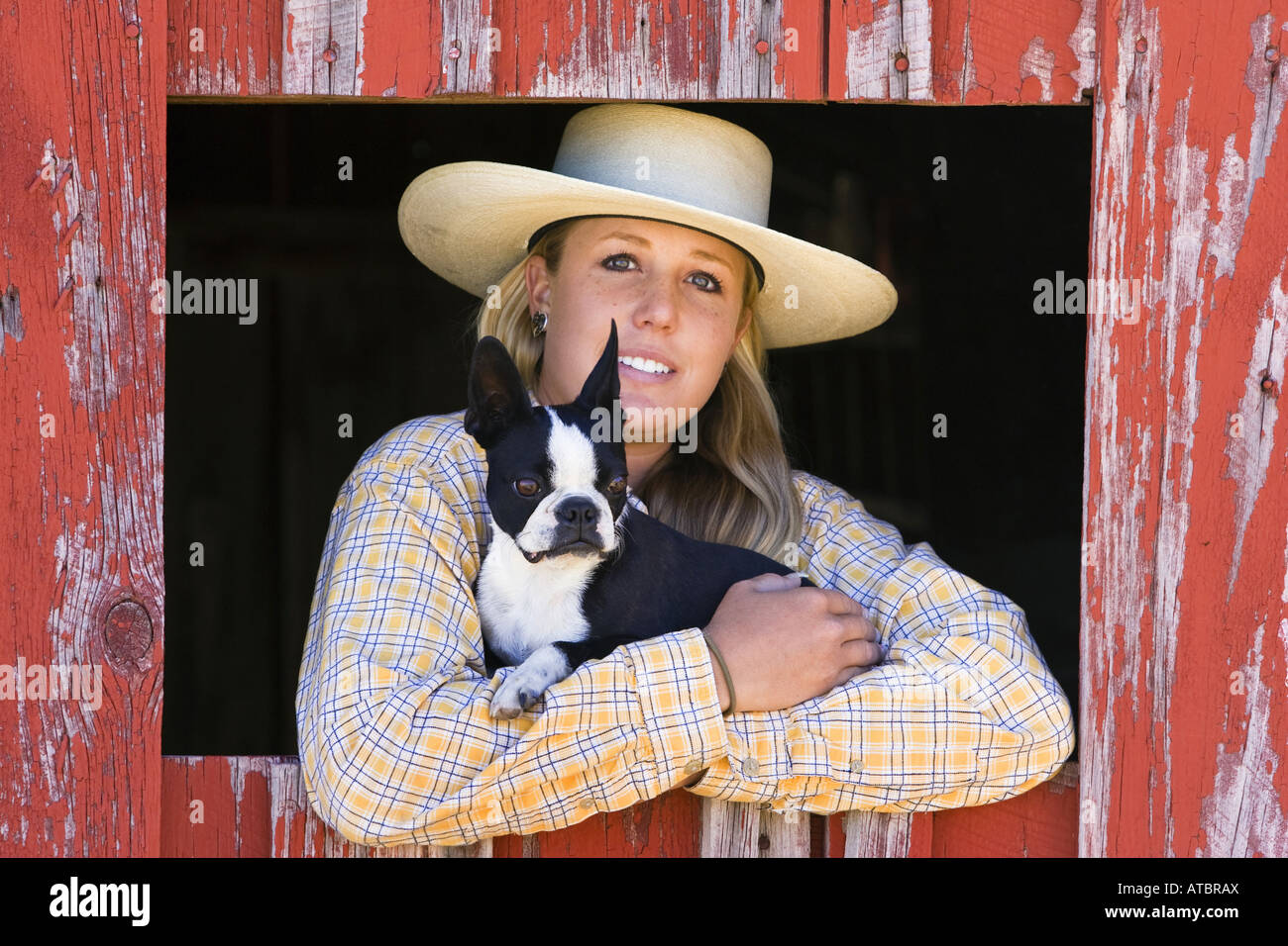 Cowgirl mit Hund aus Scheune-Fenster, USA, Oregon Stockfoto