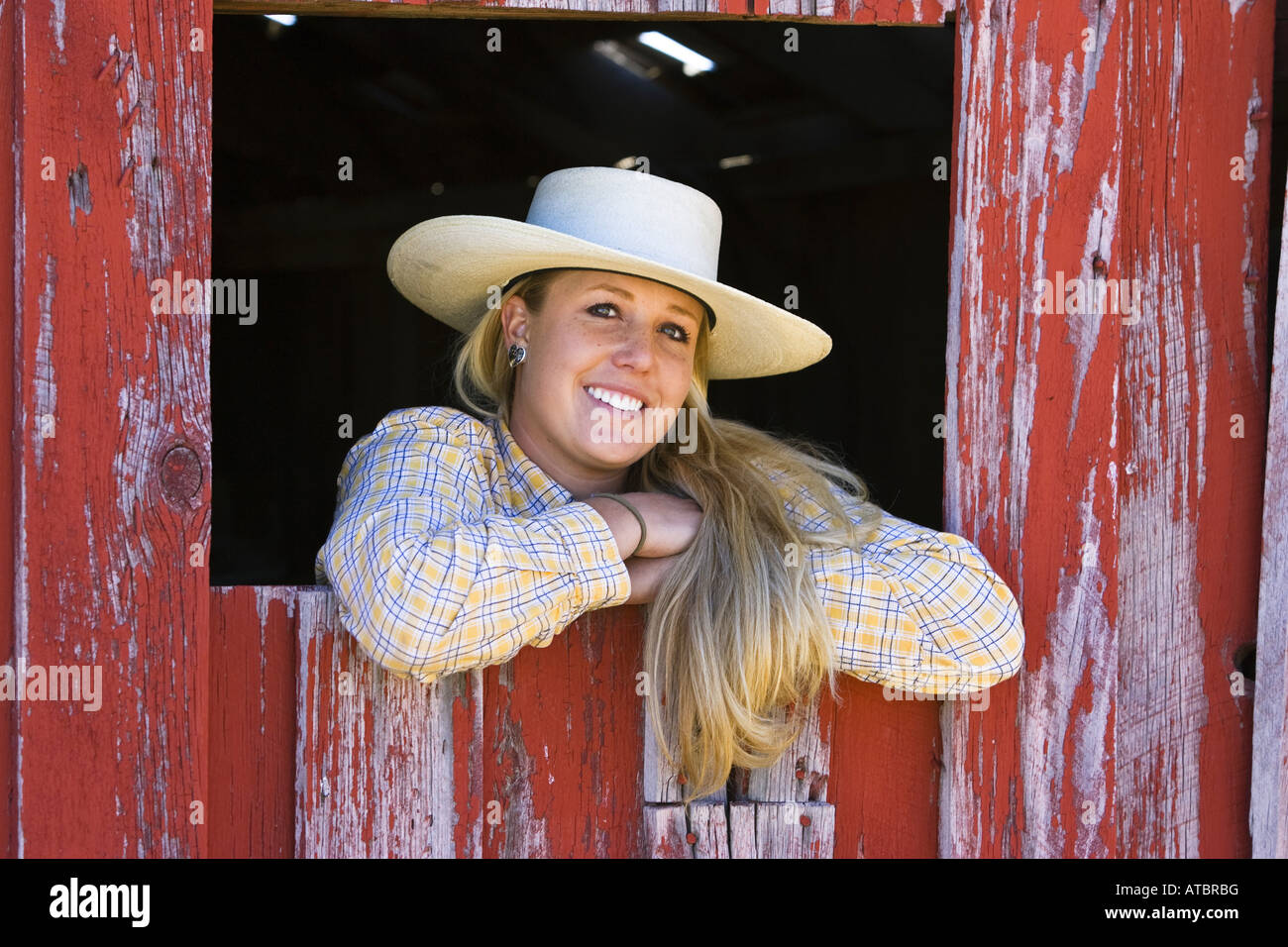 Cowgirl aus Scheune-Fenster, USA, Oregon Stockfoto