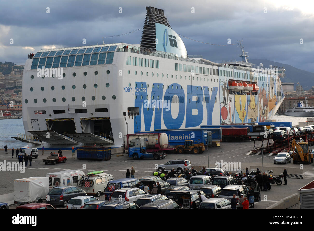 Fähre Schiff Moby Fähre Linie Hafen Genua Italien Stockfotografie Alamy
