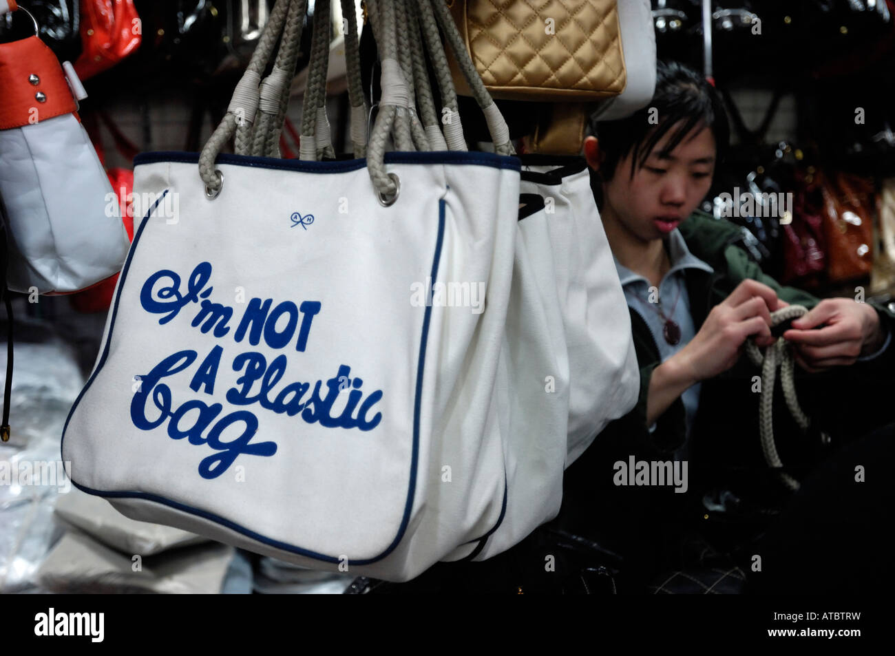 "Ich bin keine Plastiktüte" Fake verkaufen in Peking, China. 26. Februar 2008 Stockfoto