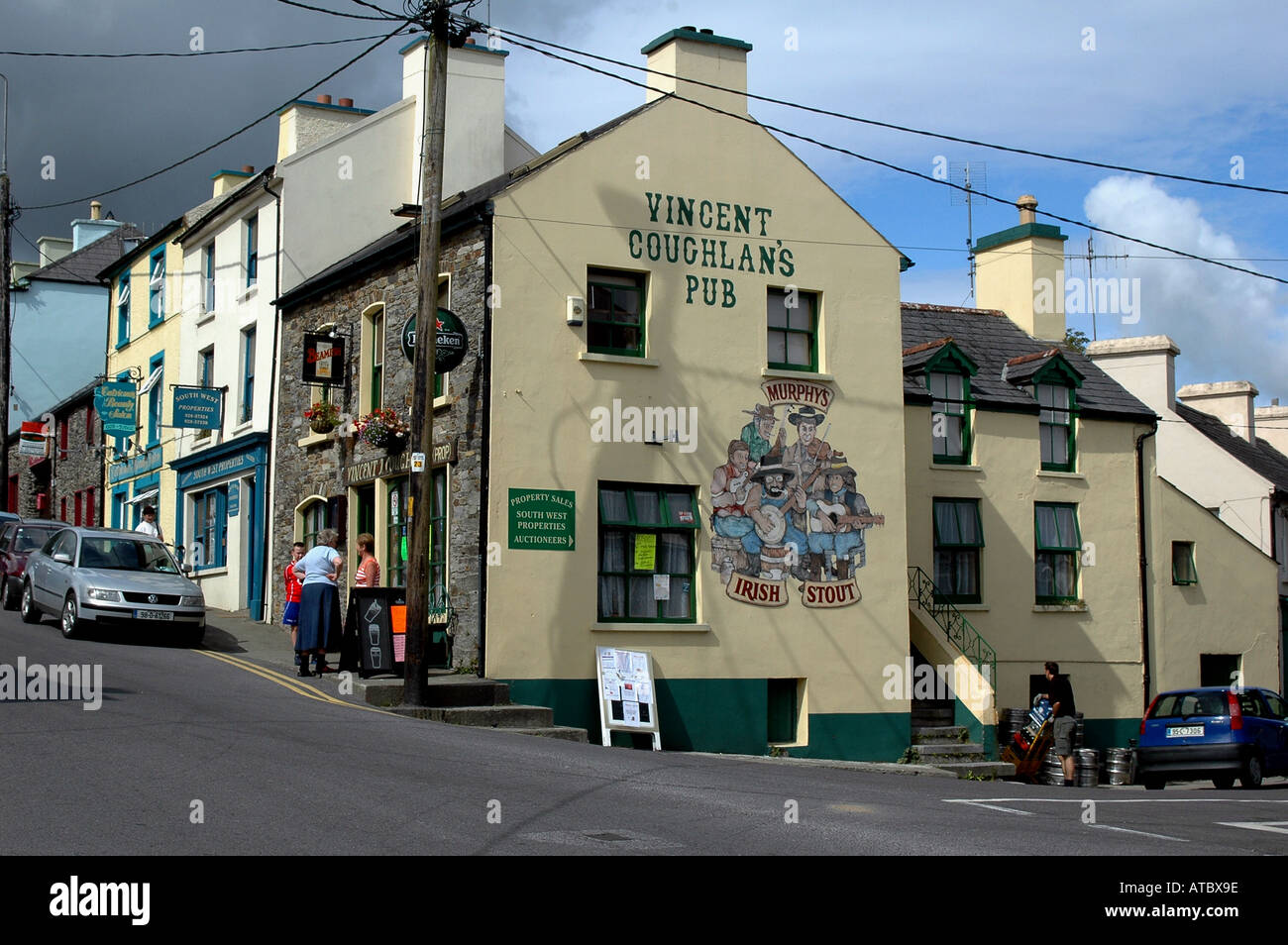 Straßenszene mit Pub in Ballydehob Co Cork Irland Stockfoto