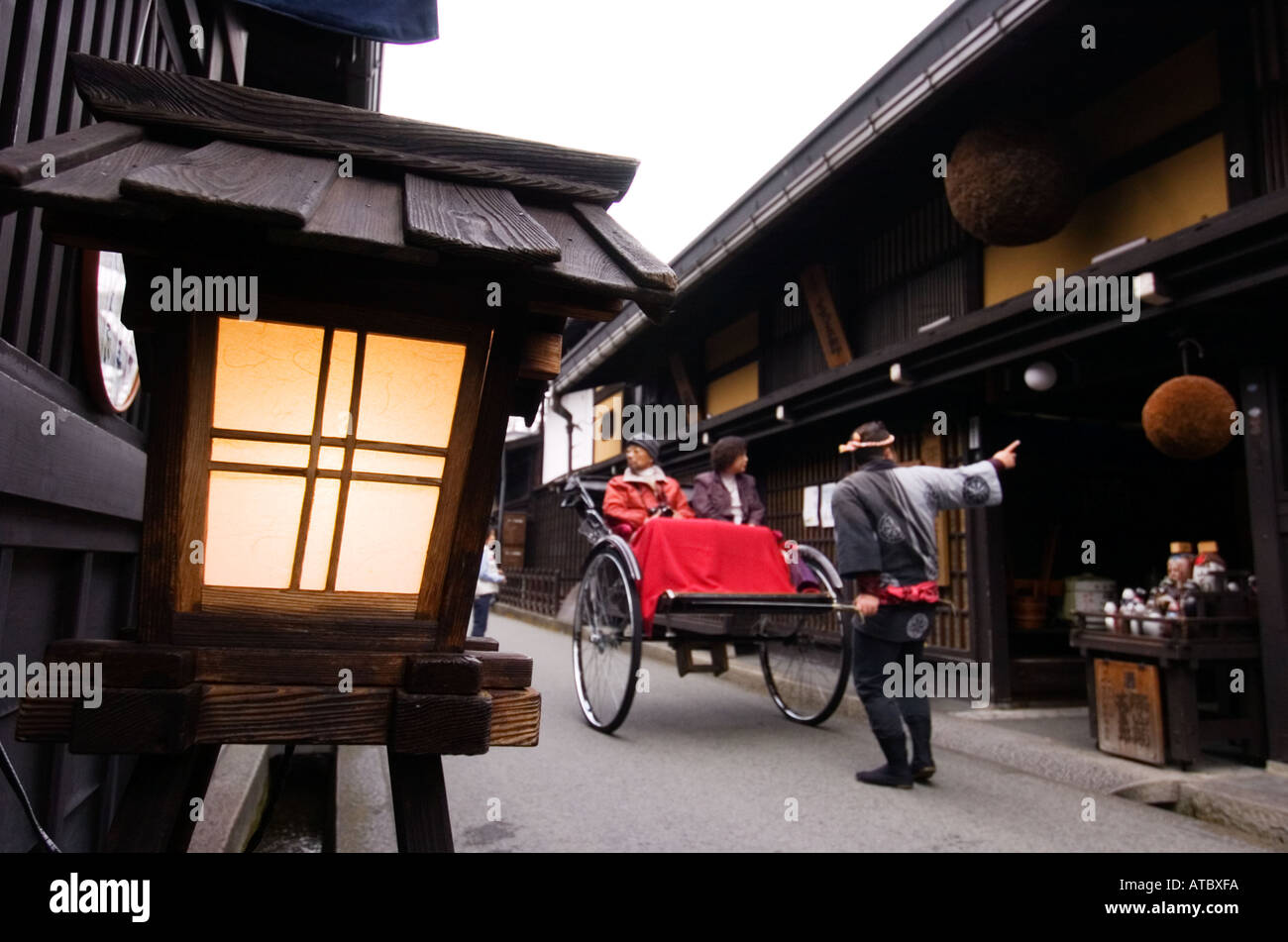 Hölzerne Lampe in der Straße im alten Japan Takayama Stockfoto