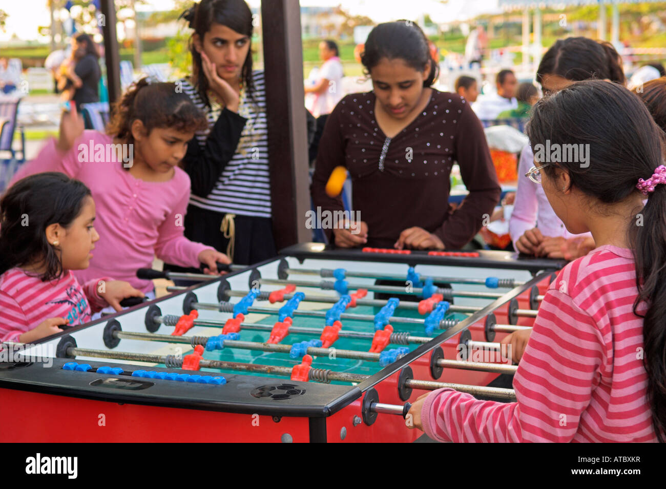 Kinder spielen Fußball Tischspiel im Holiday resort Oman Stockfoto