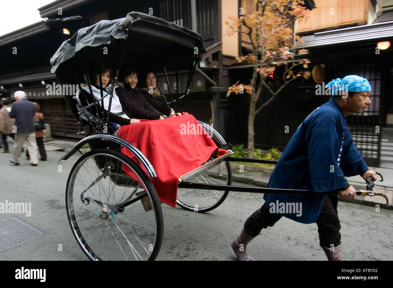 Touristen auf eine Rikscha-tour der alten Takayama in Japan Stockfoto