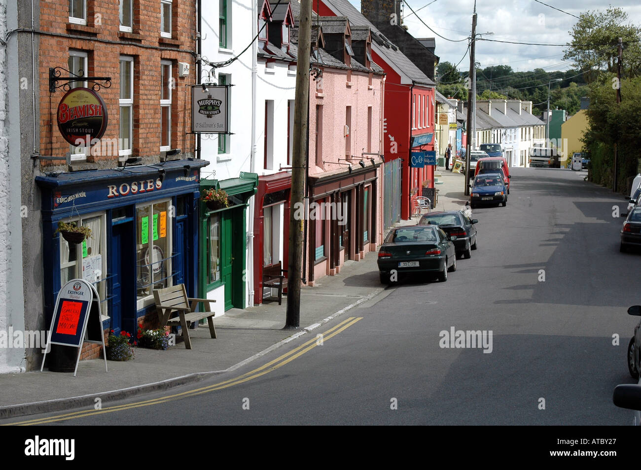 Die Hauptstraße in BALLYDEHOB Co Cork Irland Stockfoto