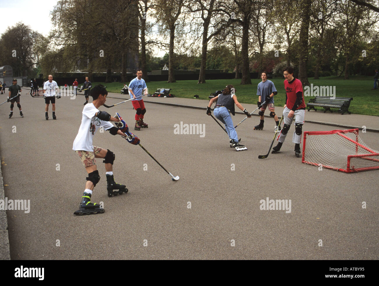 Roller Blade Eishockey gespielt in Londons Kensington Gardens Uk Stockfoto