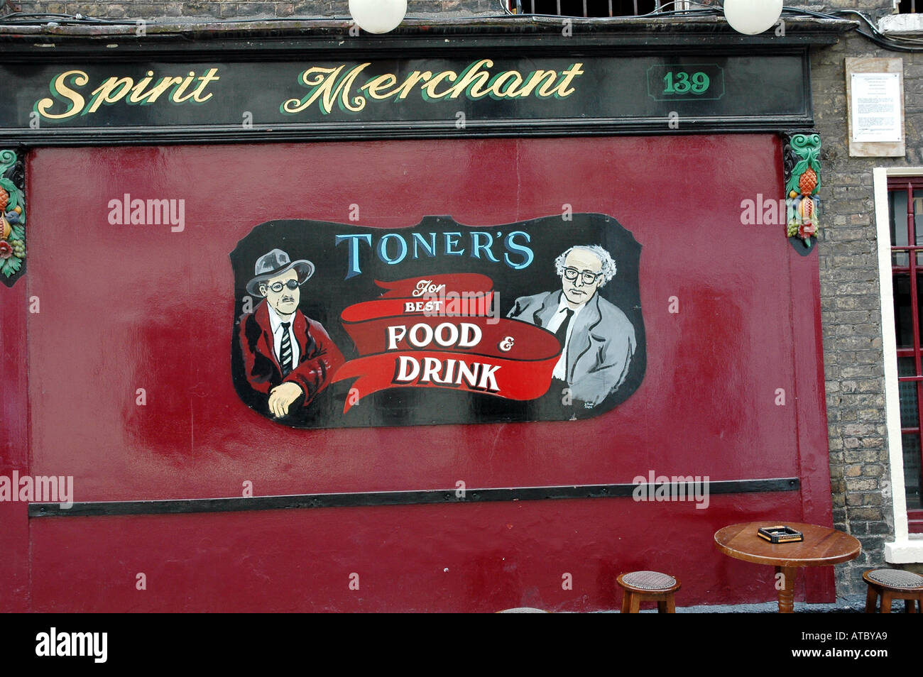 Ein Wandbild mit Patrick Kavanagh Dichter und Schriftsteller James Joyce auf Toner Pub Merrion Row Dublin Irland Stockfoto