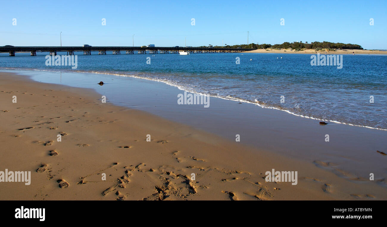 Strand und Brücke am Barwon Heads. Stockfoto