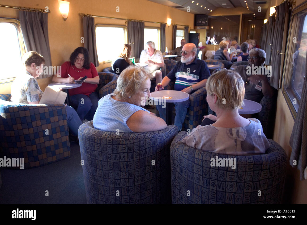 Passagiere entspannen in der First-Class-Lounge-Bar-Wagen The Ghan Zug, wie es seinen Weg durch das Outback Australien wenden Stockfoto