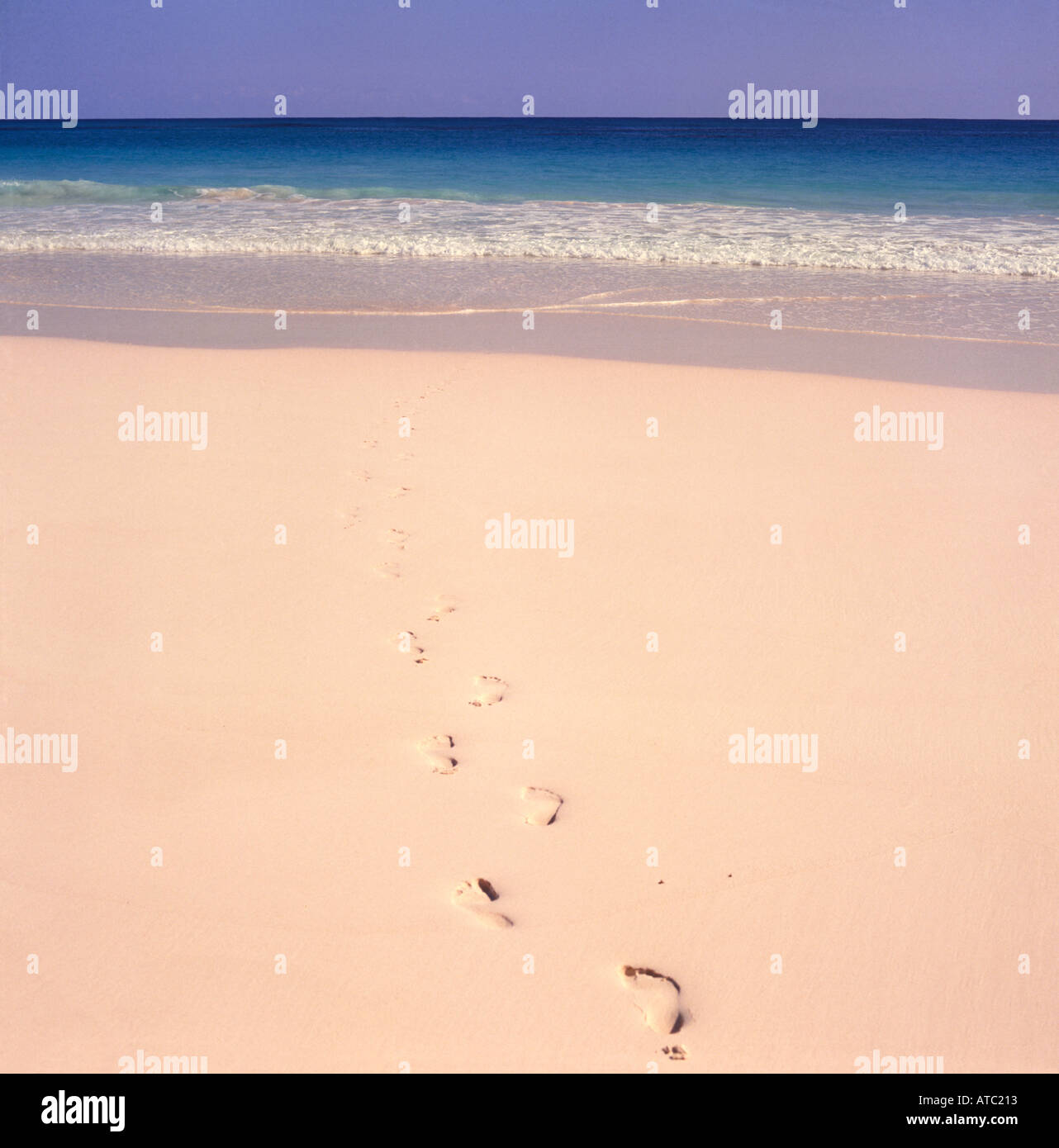 Einen einzigen Satz von Fußspuren im schönen idyllischen Wüsteninsel Art typischen Stil tropischen Traumstrand auf den Bahamas eingeprägt Stockfoto