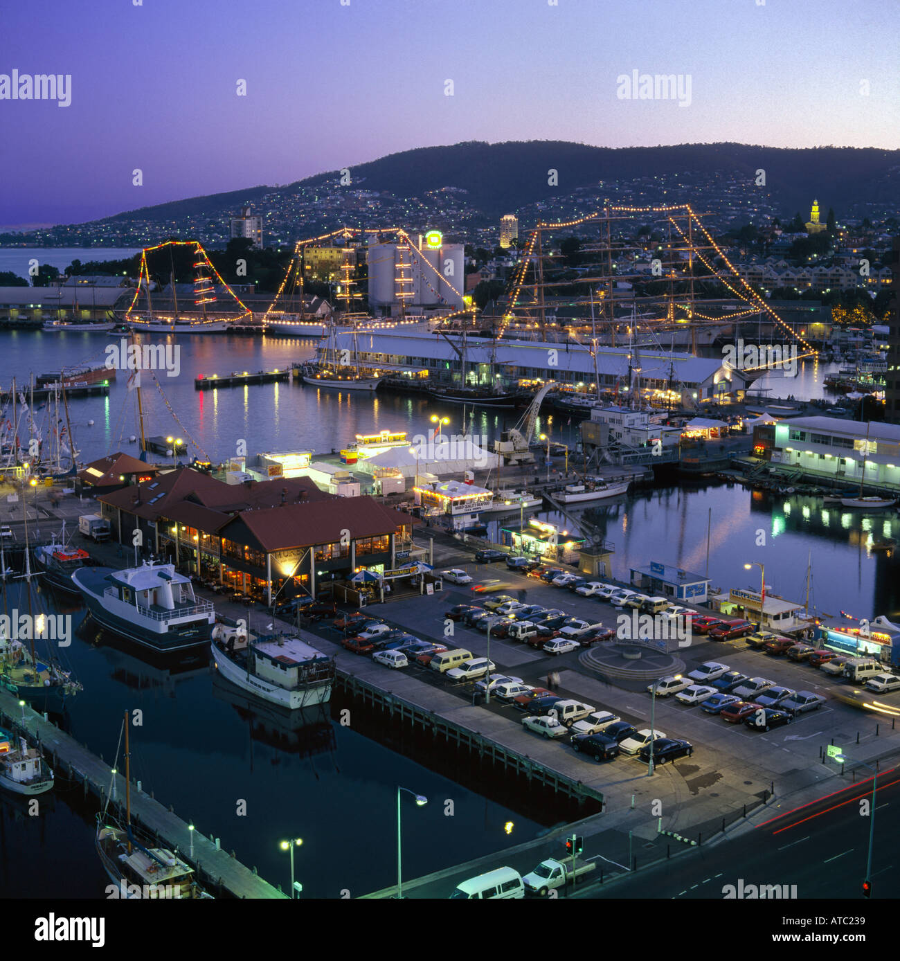 Hobart bei Sonnenuntergang mit kleinen Booten Yachten ankern in Battery Point Tasmanien und Victoria & Verfassung Docks Sullivans Cove Stockfoto