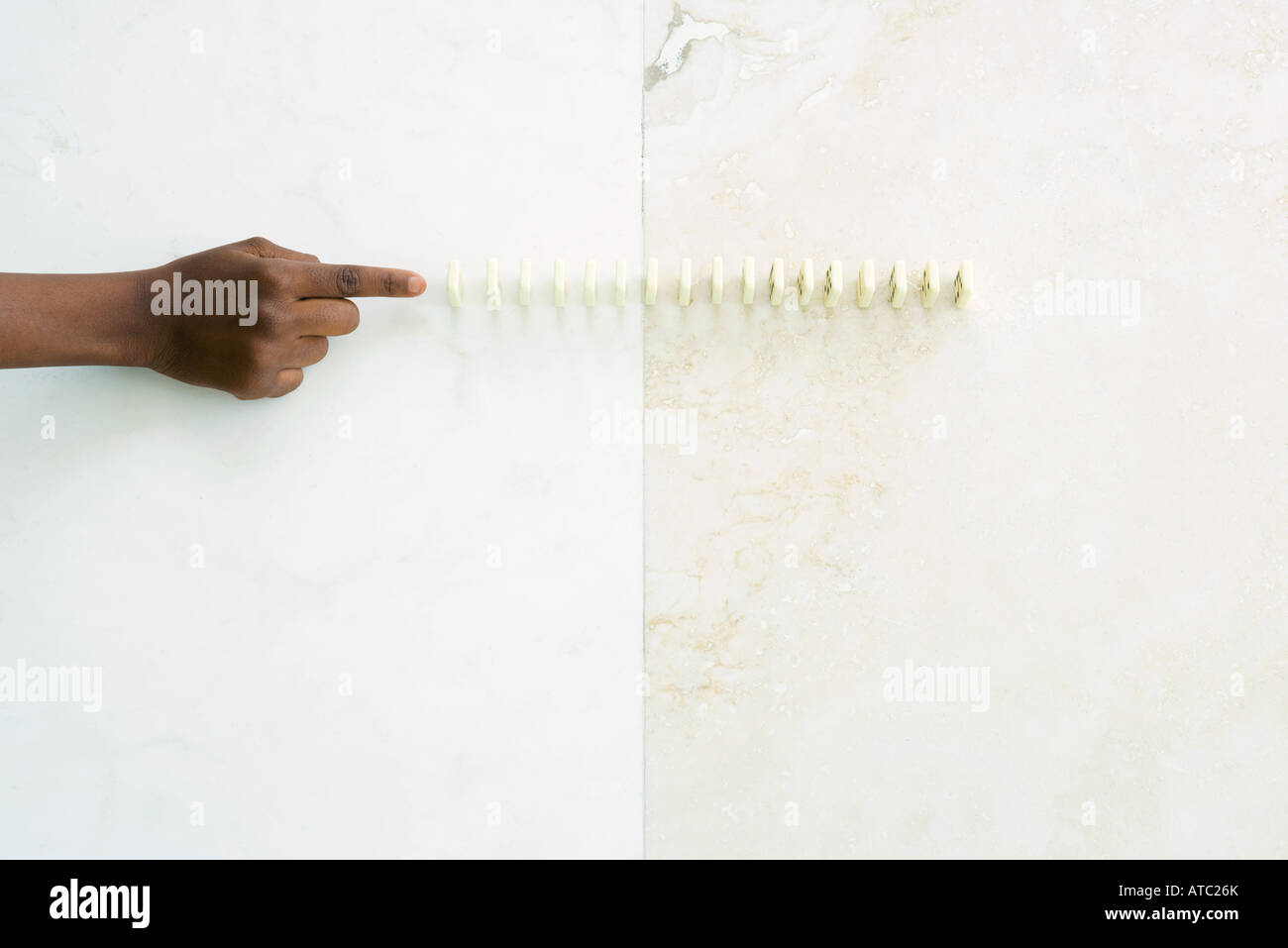 Kind in Richtung aufgereiht Dominosteine erreicht beschnitten Blick auf hand Stockfoto