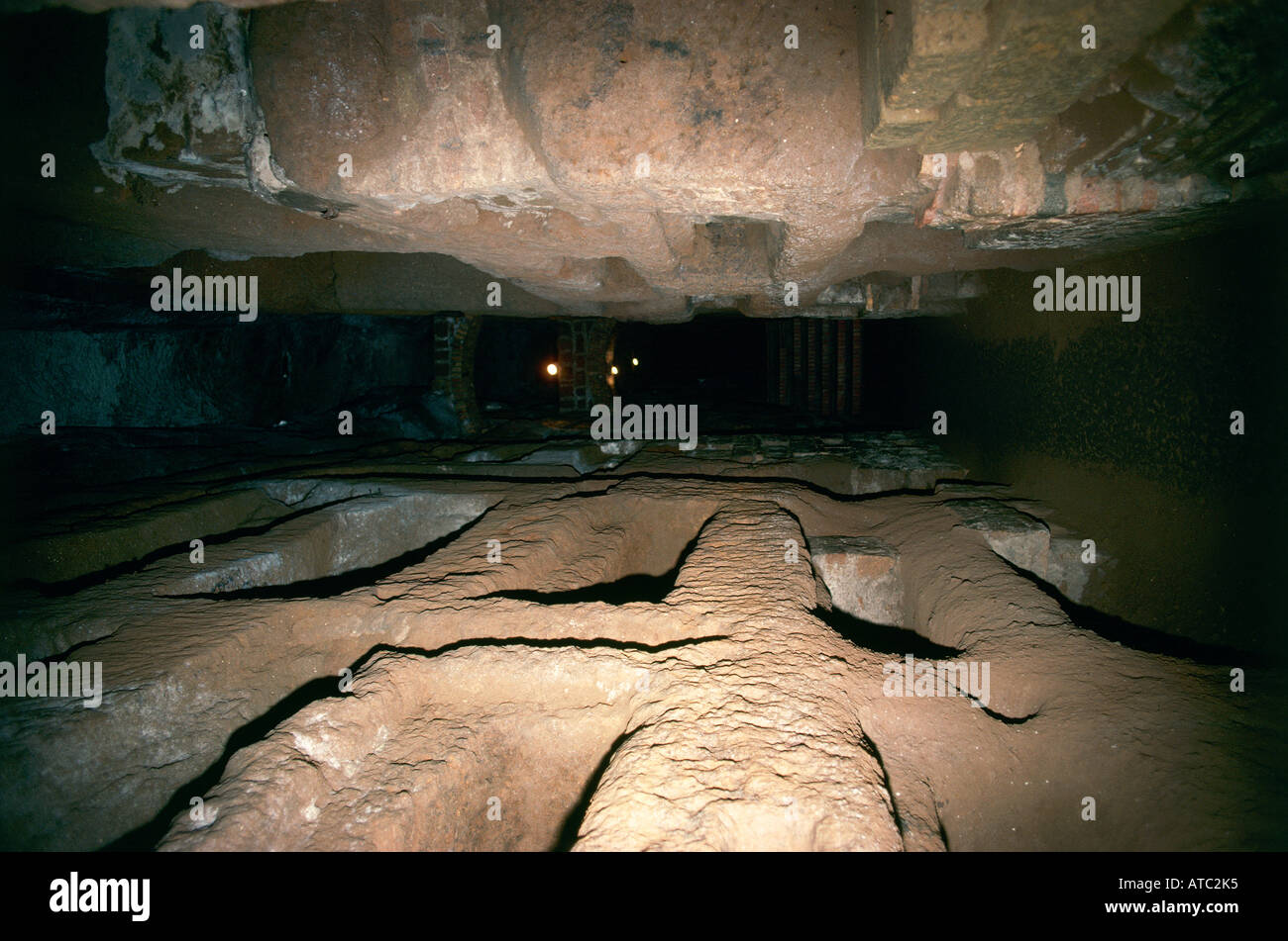 In Rom s größte und bekannteste Katakomben die Katakomben von San Calisto ausgegraben um fünf Stufen in die 20 Kilometer von Galerien und einige 170 000 sind Grabstätten ausgegraben worden. Stockfoto