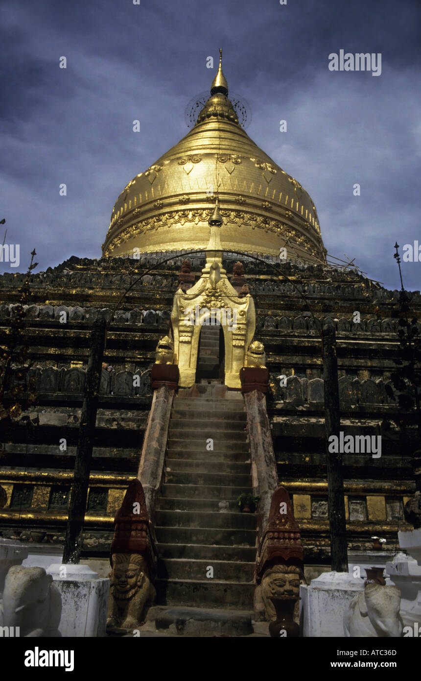 Birma / Myanmar - die Shwezigon Pagode in der Abenddämmerung Stockfoto