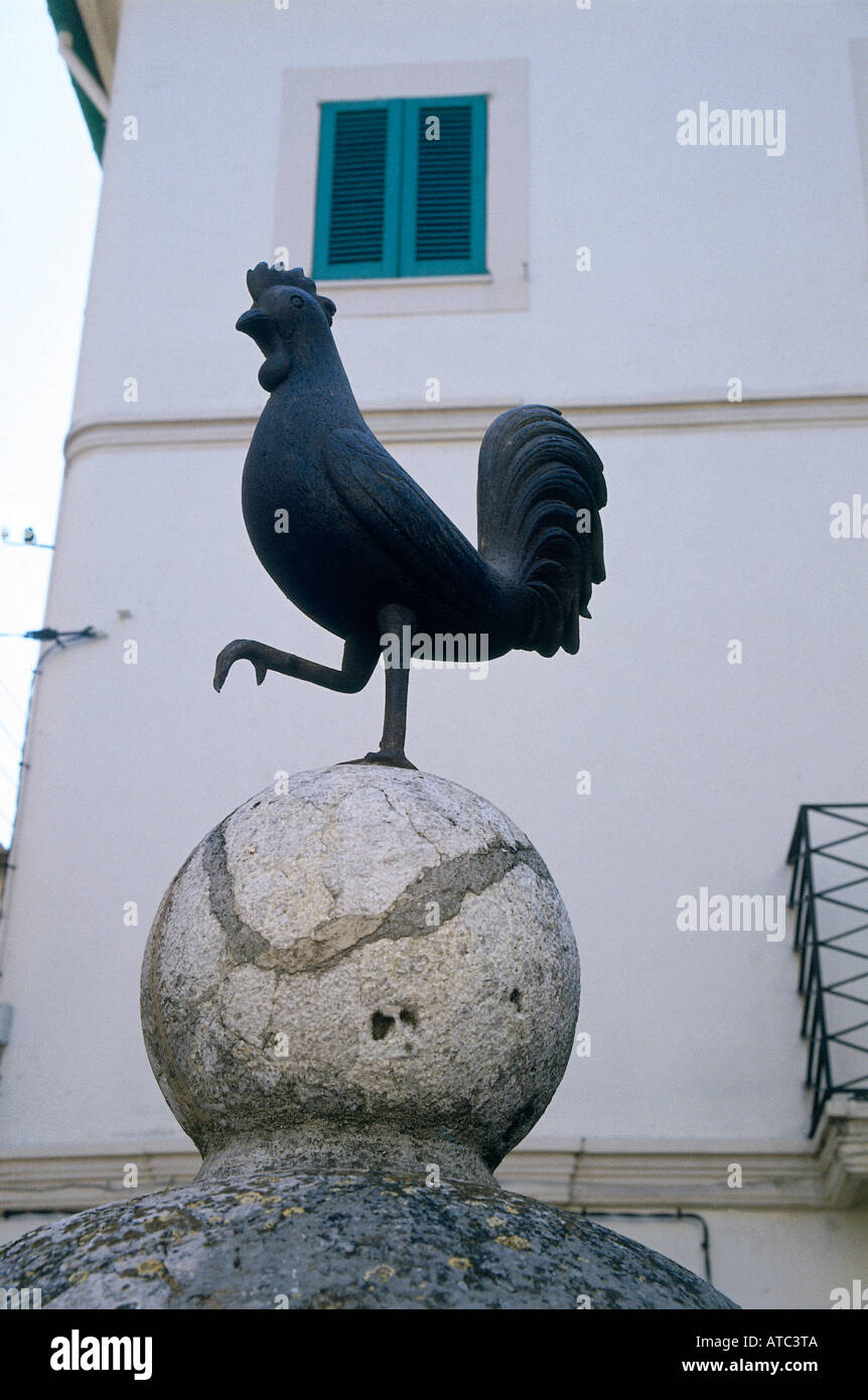 Detail einer Skulptur ein Hahn mit seinen rechten Fuß angehoben auf der Oberseite einen Brunnen durch die Calvari Stufen in Pollenca Stockfoto