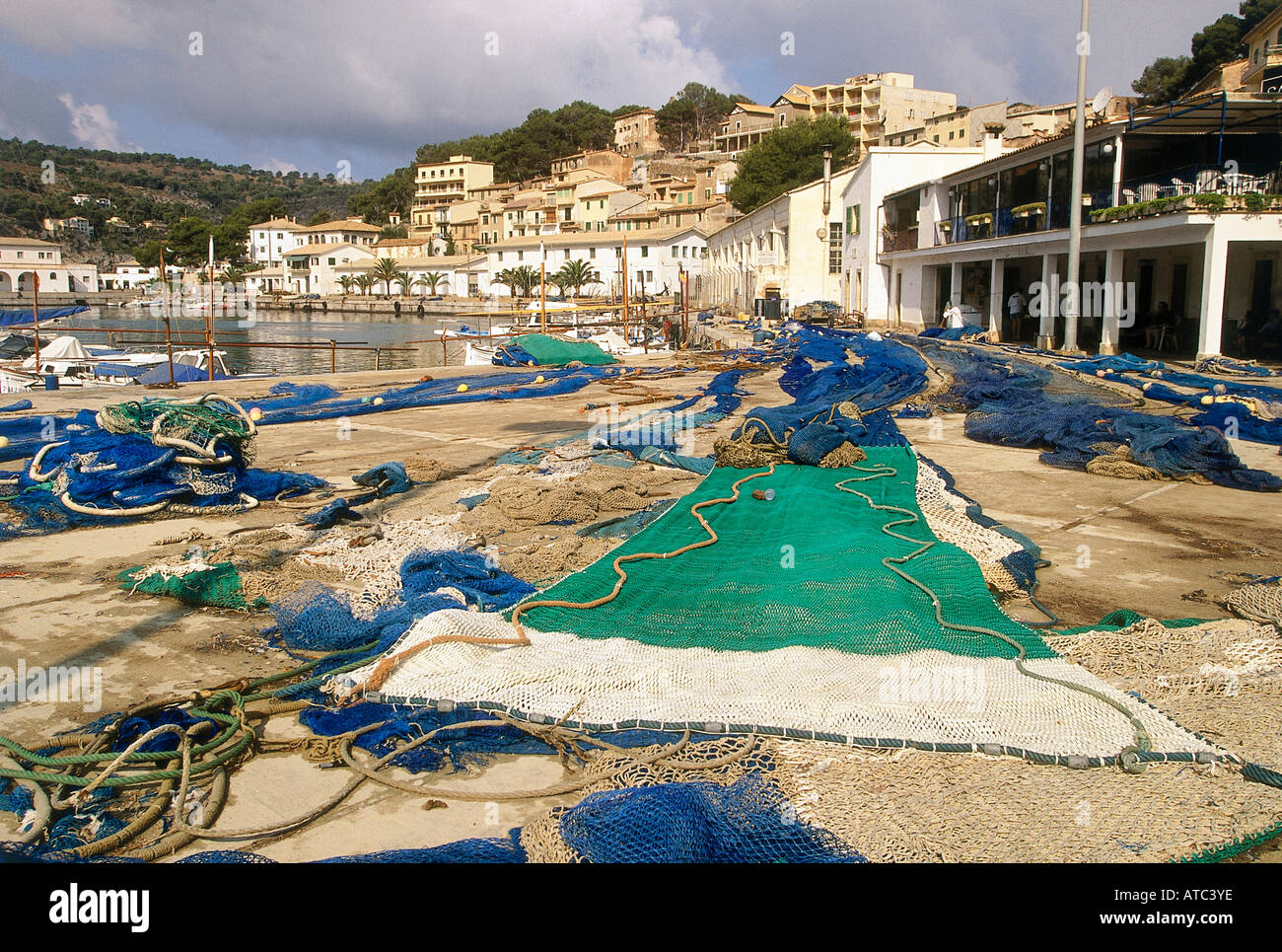 Fischernetze zum Trocknen auf dem Kai des kleinen Ferienortes Port de Soller rund um einen natürlichen Hafen angelegt Stockfoto