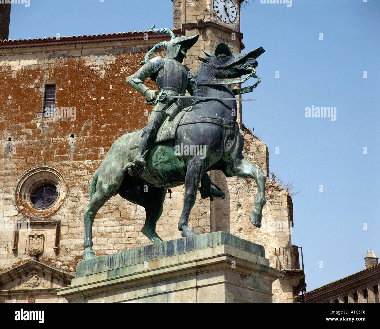 Das bronzene Reiterstandbild von Francisco Pizarro angesehen, gegen die Gebäude rund um den zentralen Brunnen auf dem Hauptplatz Plaza Major in der Stadt Trujillo Stockfoto