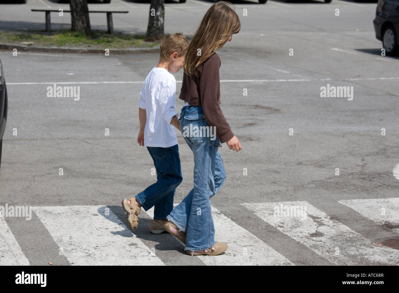 Kinder im Straßenverkehr Stockfoto