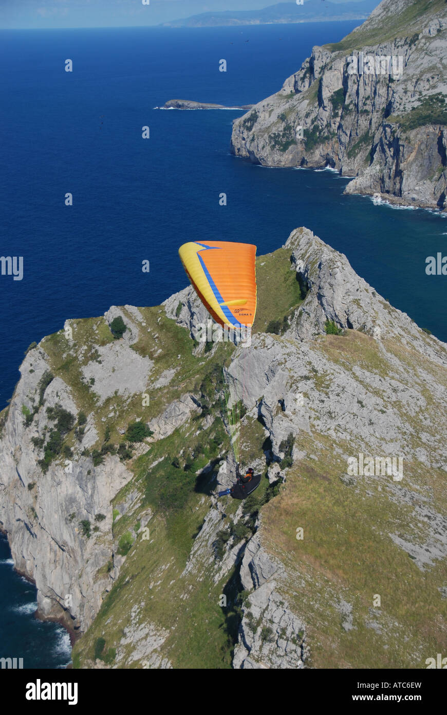 Paragliding über der Küste von Spanien, fliegen, Risiko, Sport, Abenteuer, hoch, tolle, beeindruckende, pilot, Flügel, Himmel, Freiheit, wind Stockfoto