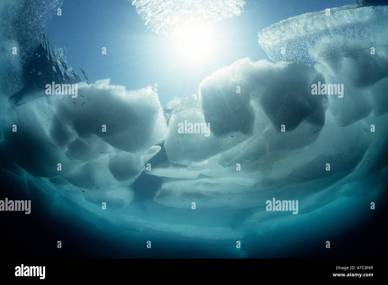 gefrorenen Bergsee mit Eis Sassolo See Sambuco Tal Schweiz Stockfoto