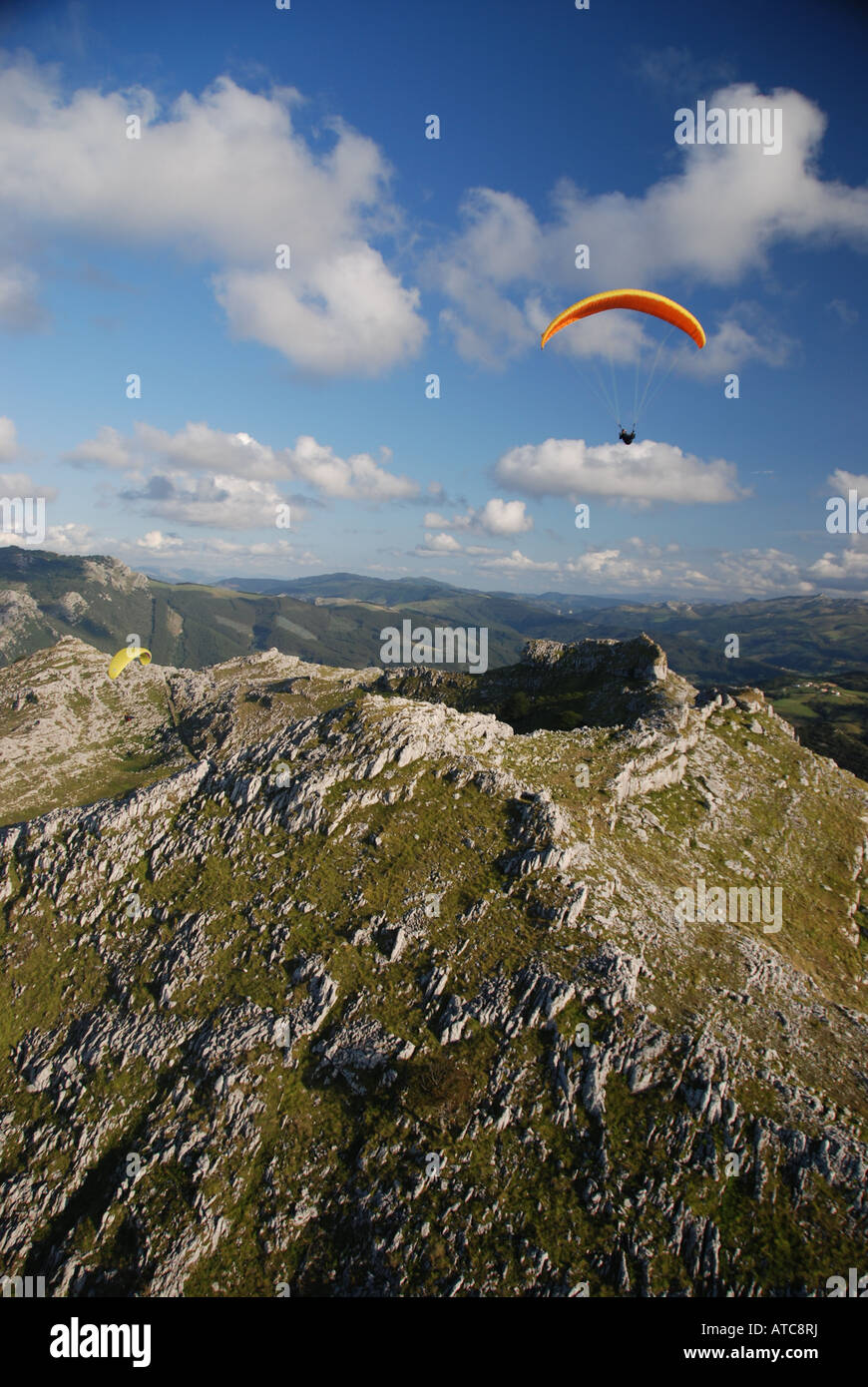 Paragliding über der Küste von Spanien, fliegen, Risiko, Sport, Abenteuer, hoch, tolle, beeindruckende, pilot, Flügel, Himmel, Freiheit, wind Stockfoto