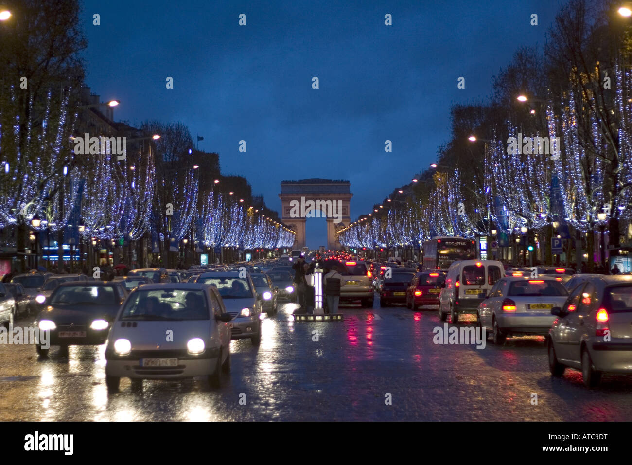 Champs Elysee mit Weihnachtsdekoration, Blick auf den Arc de Triomphe bei einem regnerischen Tag, Frankreich, Paris Stockfoto