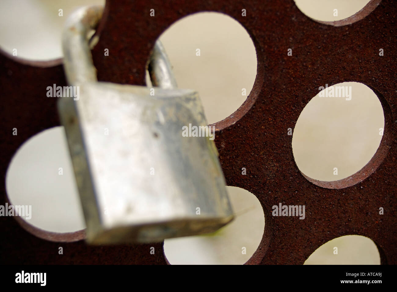 Vorhängeschloss platziert in einem Rost rostigen Eisen Stockfoto