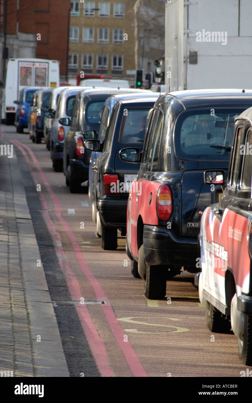 Warteschlange des schwarzen Londoner Taxis im Verkehr Stockfoto