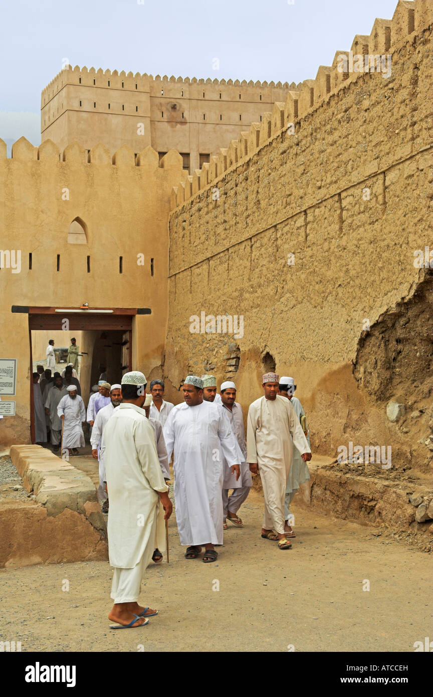 Omanische s in traditionellen Dishdasha Kleid verlassen Ar Rustaq Fort nach dem Gebet Oman Stockfoto