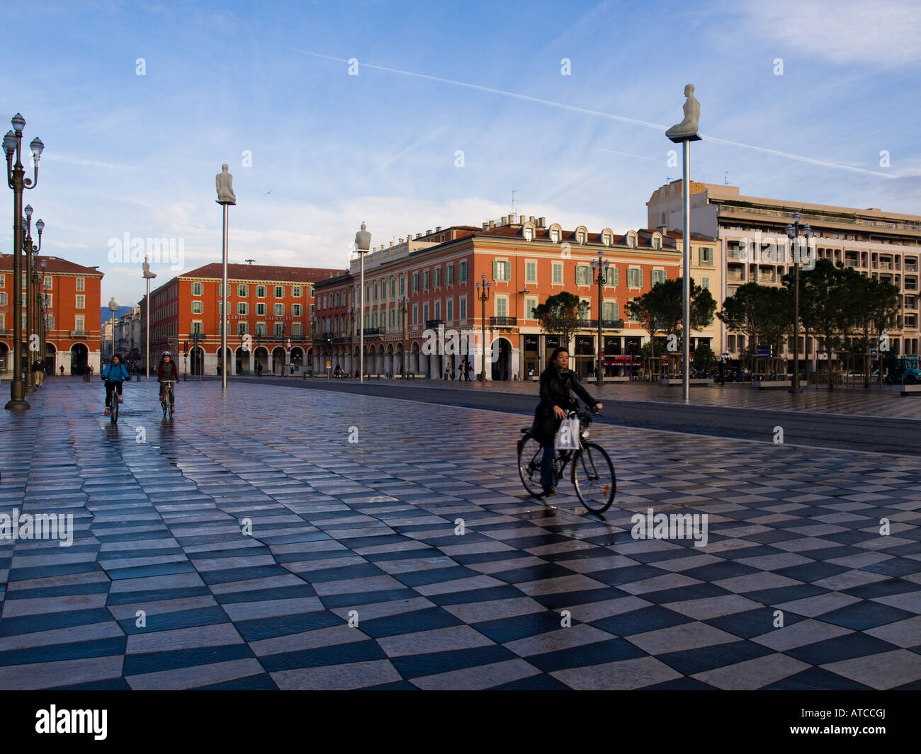 Radfahren in Place Massena in Nizza, Frankreich. Stockfoto