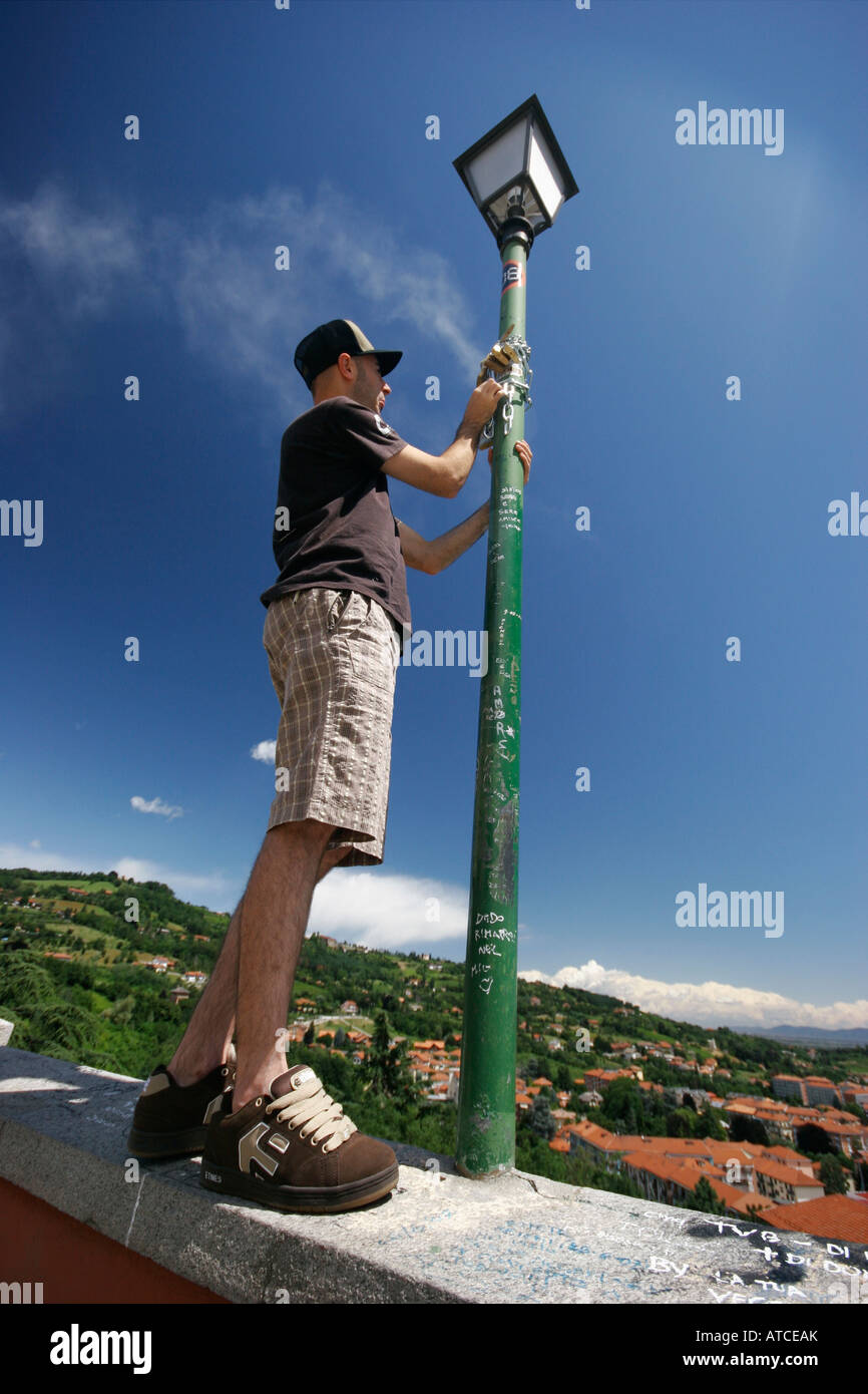 Junge mit Vorhängeschlössern in San Maurizio, über Pinerolo, Piemont, Italien. Stockfoto