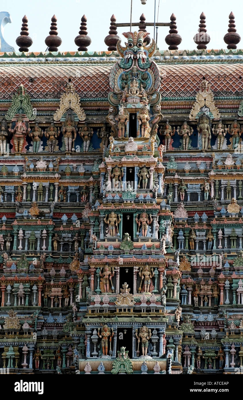 Turm auf bunten kunstvoll geschnitzten Sri-Meenakshi-Tempel, Sri-Meenakshi-Tempel, Madurai, Tamil Nadu, Südindien Stockfoto