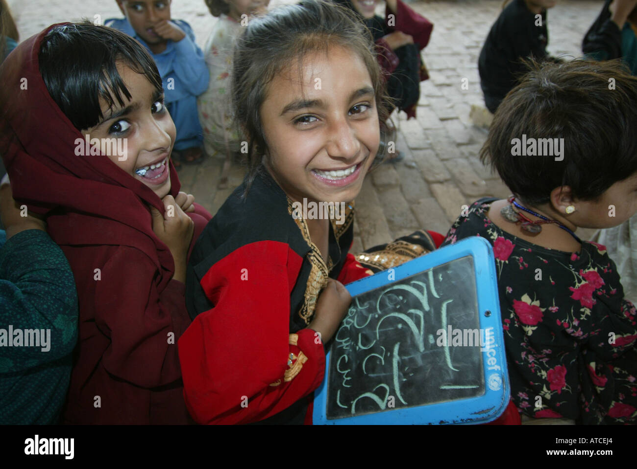 Schule mit Schülern in Pakistan Stockfoto