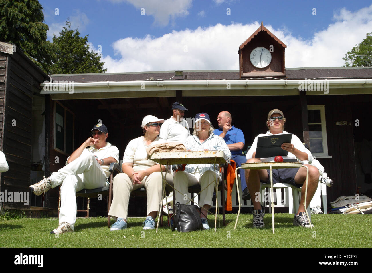 Cricket Match Punktrichter und Spieler beobachten eine Spiel der englischen Dorf Cricket im Sommer Horrington Somerset Stockfoto