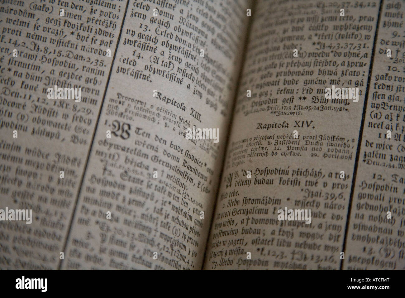 Späten achtzehnten Jahrhundert Tschechische Bibel antiker heiliger Text öffnen im Buch Levitikus Stockfoto