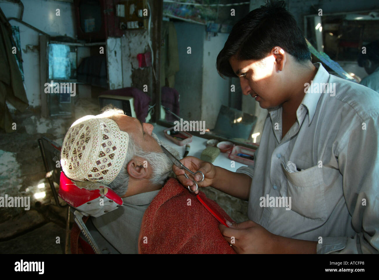 afghanische Flüchtlinge, die tägliche Arbeit in Peshawar gefunden Stockfoto