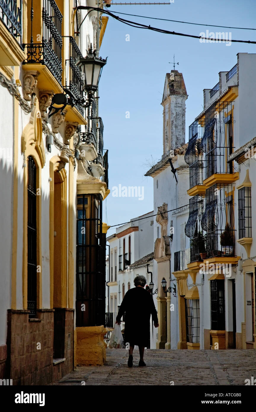 Frau zu Fuß in einer Gasse in der Stadt Ronda, Andalusien, Spanien. Stockfoto