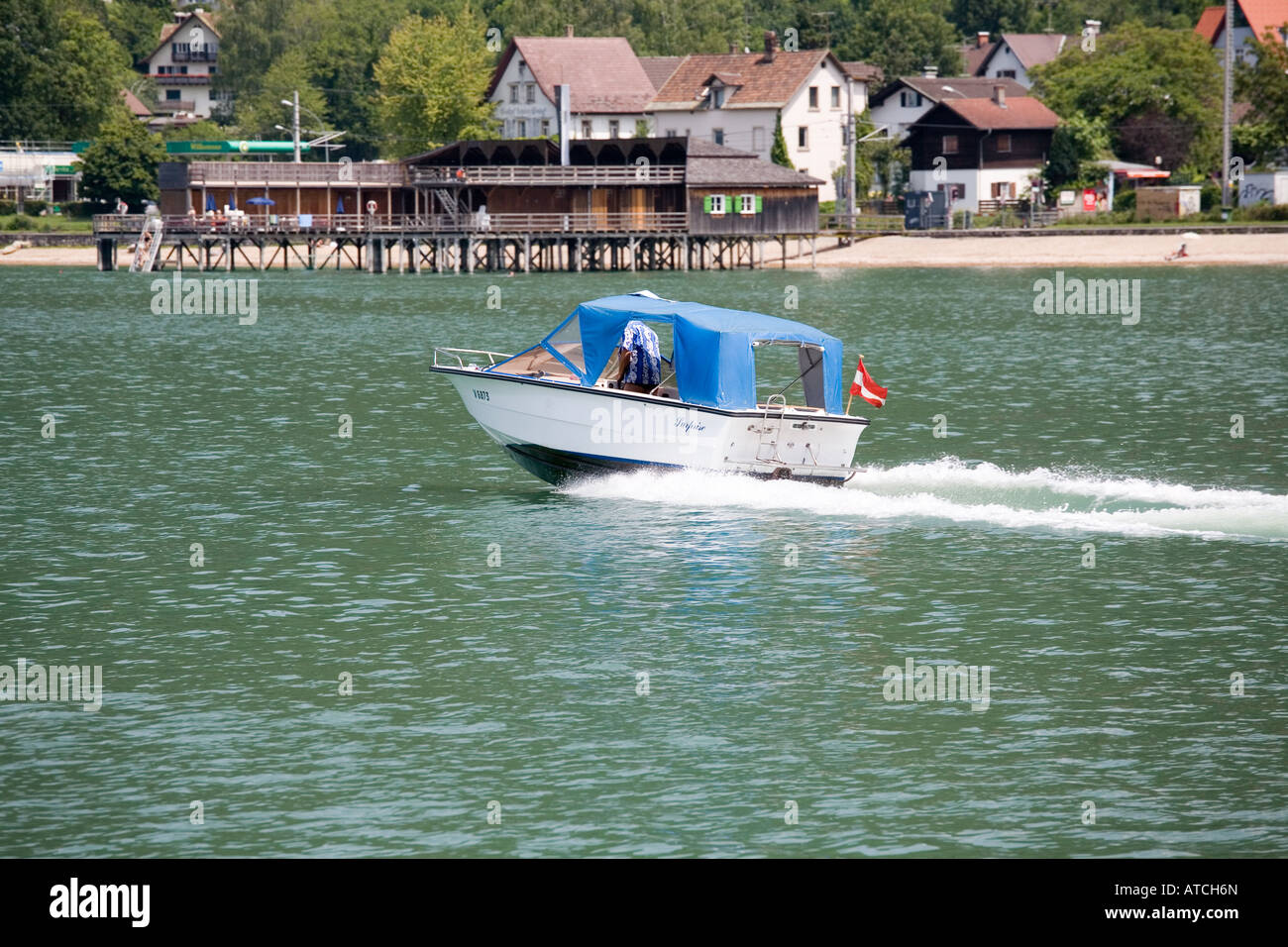 kleines Motorboot fährt auf dem See Stockfoto