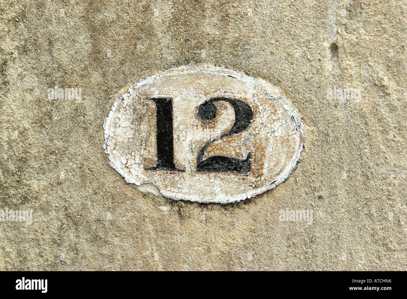 Bemalte Nummer zwölf auf einer Steinmauer Stockfoto