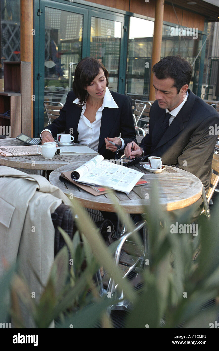 Kollegen arbeiten bei Café-Terrasse Stockfoto