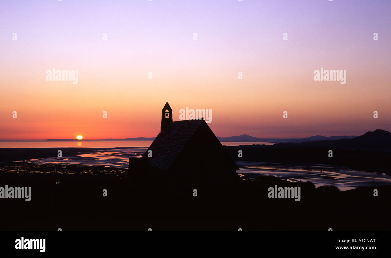 Llandecwyn Kirche und Dwyryd Mündung bei Sonnenuntergang in der Nähe von Talsarnau Gwynedd North Wales UK Stockfoto