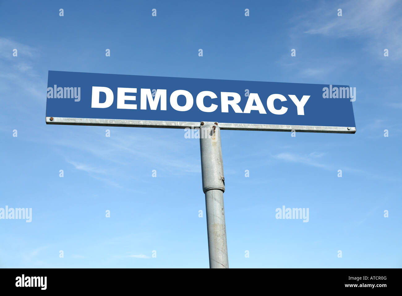 Metall Schild Rechtschreibung Demokratie über blauen Himmel Stockfoto