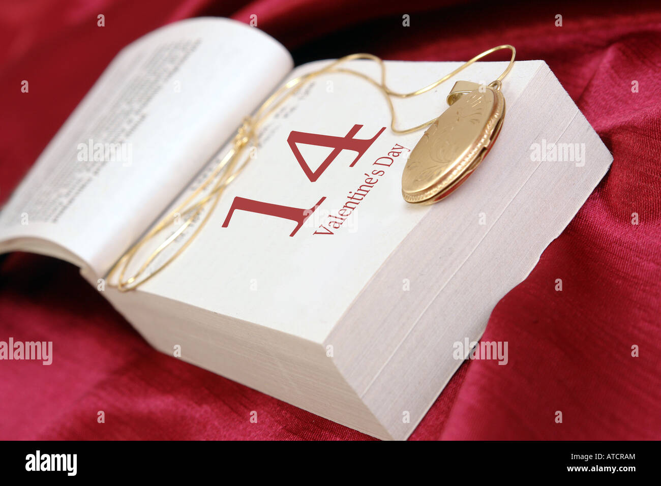 Golden Medaillon Kalenderblatt zeigt den Valentinstag über satin Hintergrund setzen Stockfoto