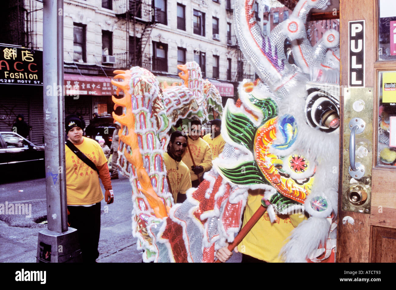 Eine lokale Truppe ihre Löwen in einem Shop Eingang, jährliche Löwentänze Chinatown in New York City führt. 2005 Stockfoto