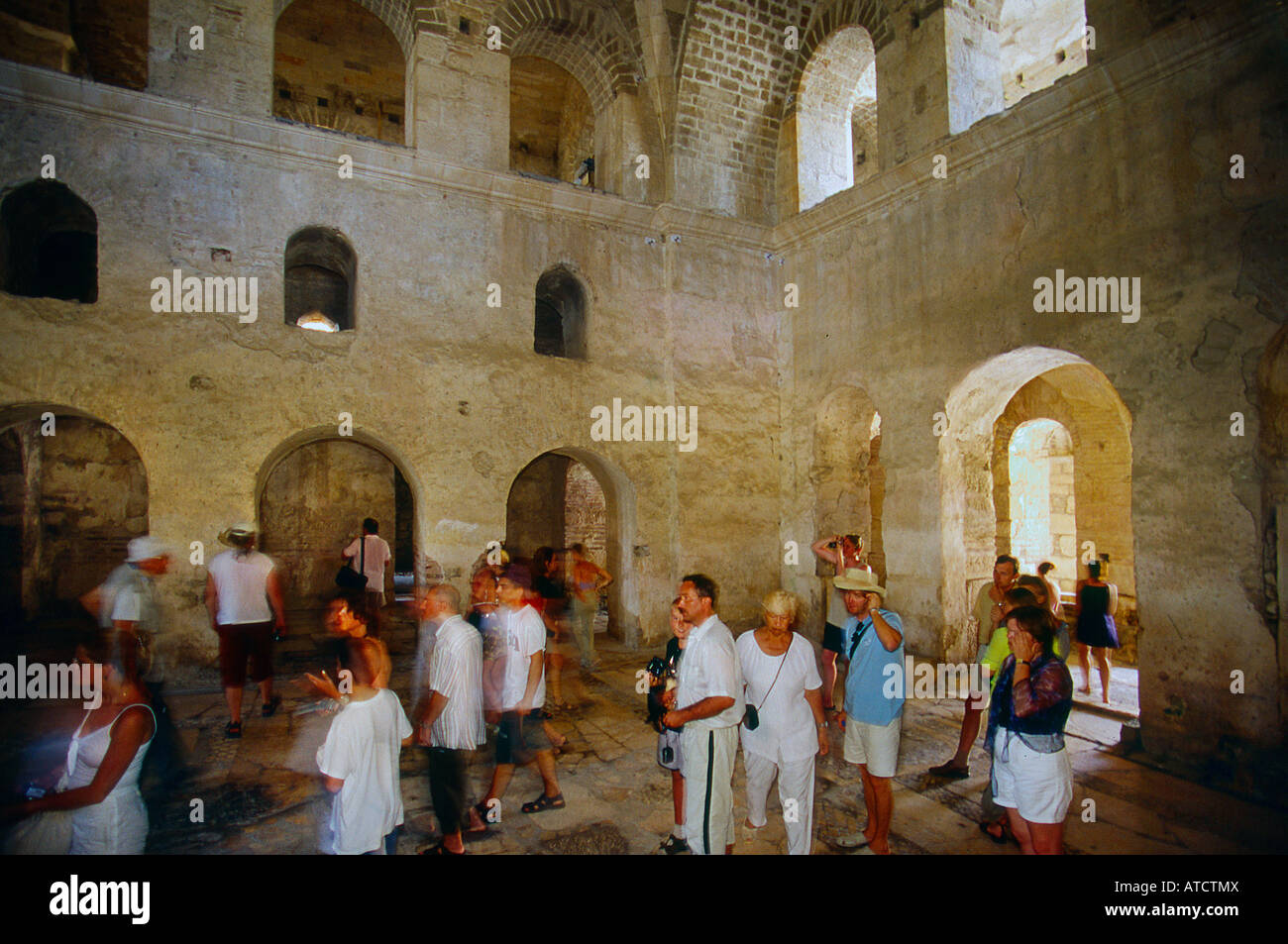 Touristen in der Kirche von St. Nicholas Noel Baba Demre Türkei Stockfoto