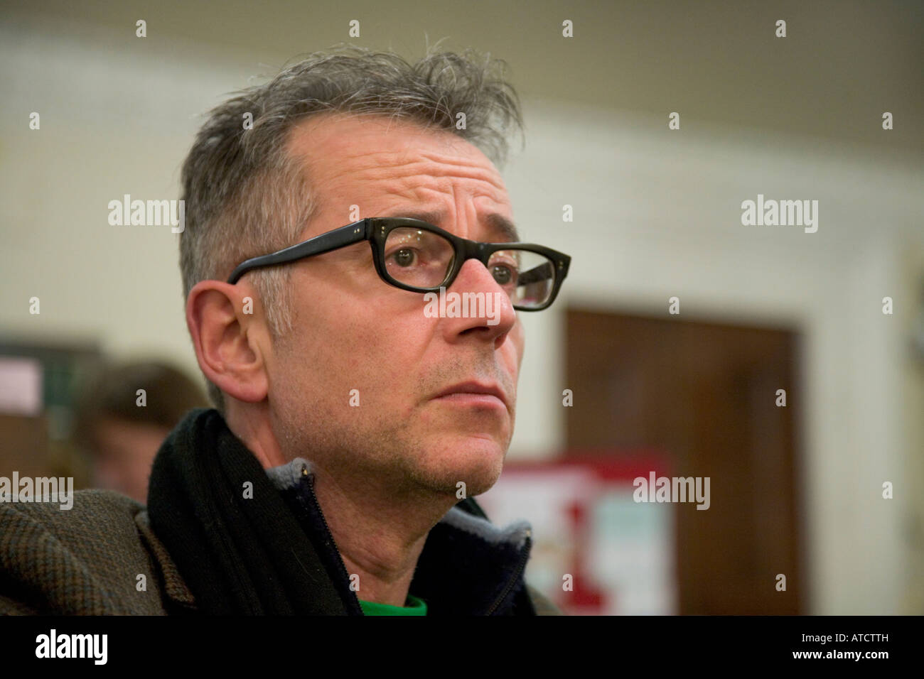 John Hegley besucht Gehäuse Gerechtigkeit Charity Spendenaktion für Obdachlosigkeit in der UK St Pancras-London Stockfoto