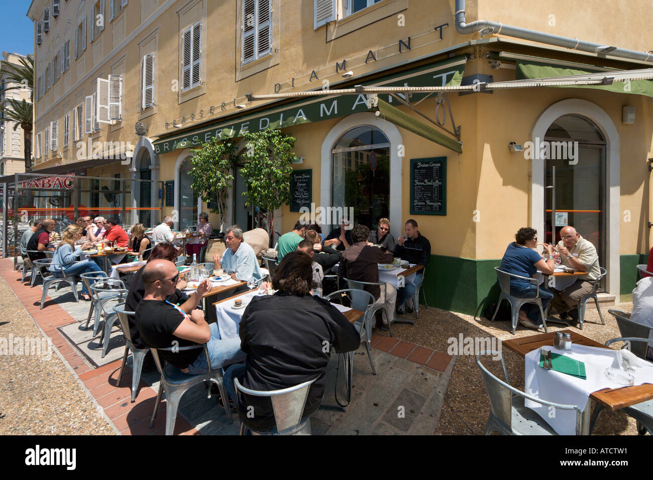 Bürgersteig-Brasserie in der Nähe der Place de Gaulle im Zentrum Stadt von Ajaccio, Korsika, Frankreich Stockfoto